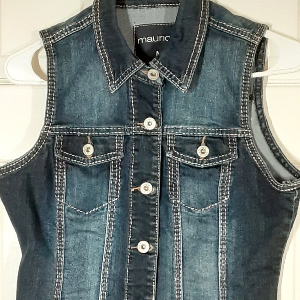 Maurices Juniors Denim Vest Size MEDIUM, Blue denim, button closure with pockets